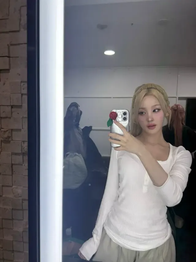 장미 모티프 그립톡으로 사랑스러운 포인트를 더한 벨의 거울 셀피 모습. /사진=KISS OF LIFE 인스타그램 