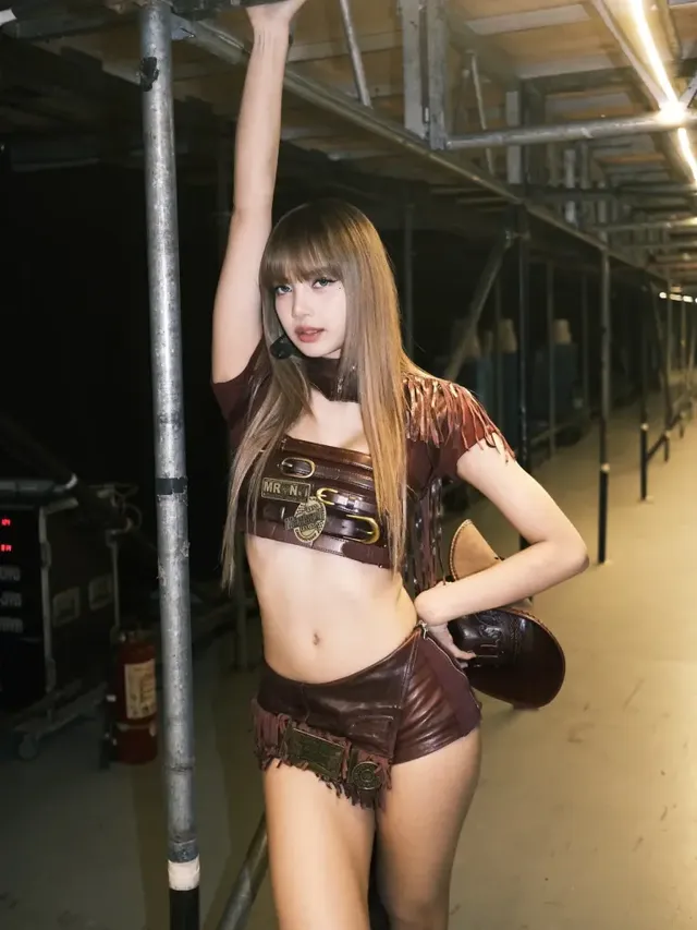  미니스커트와 니하이 부츠를 매치하여 리사만의 독보적인 각선미와 스타일을 자랑하는 모습. /사진=리사 인스타그램