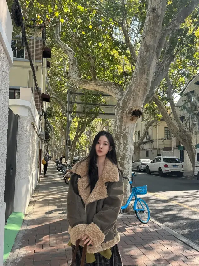 잔잔한 체크 롱스커트와 그린 니트로 시어링 재킷에 감성적인 레이어드를 더해 안정적인 실루엣을 완성했습니다. /사진=송지우 인스타그램