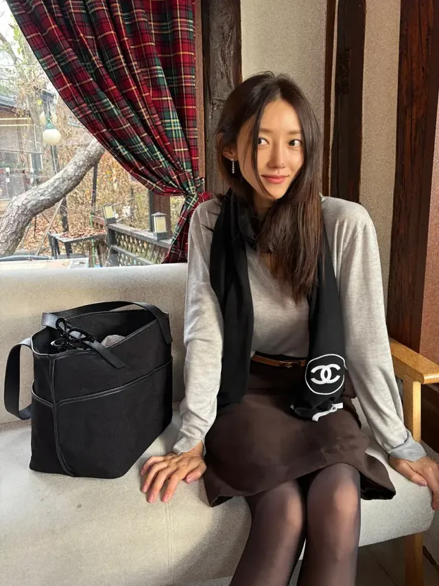 크리스마스트리 앞에서 따뜻한 차콜 롱코트를 걸쳐 클래식하고 정적인 겨울 무드를 선보이는 서하얀. /사진=서하얀 인스타그램