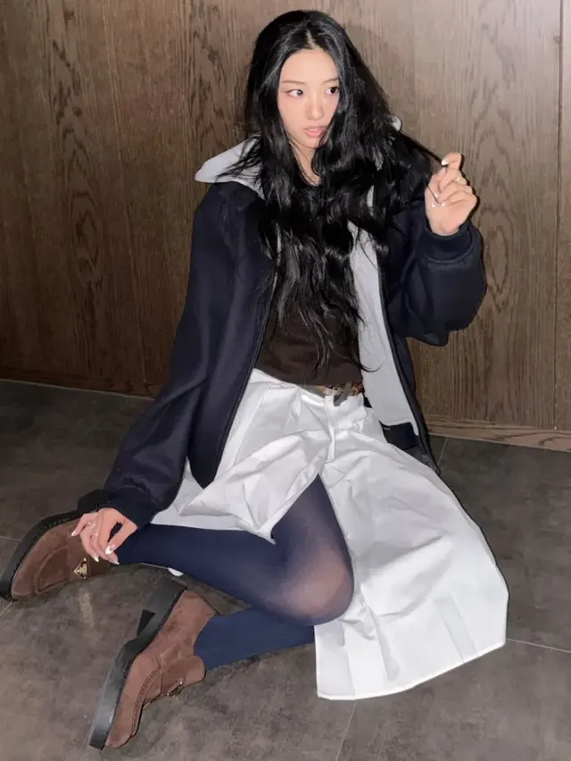  화이트 스커트와 네이비 타이츠의 대조가 돋보이는 가원의 전체적인 겨울 스타일링. /사진=가원 인스타그램