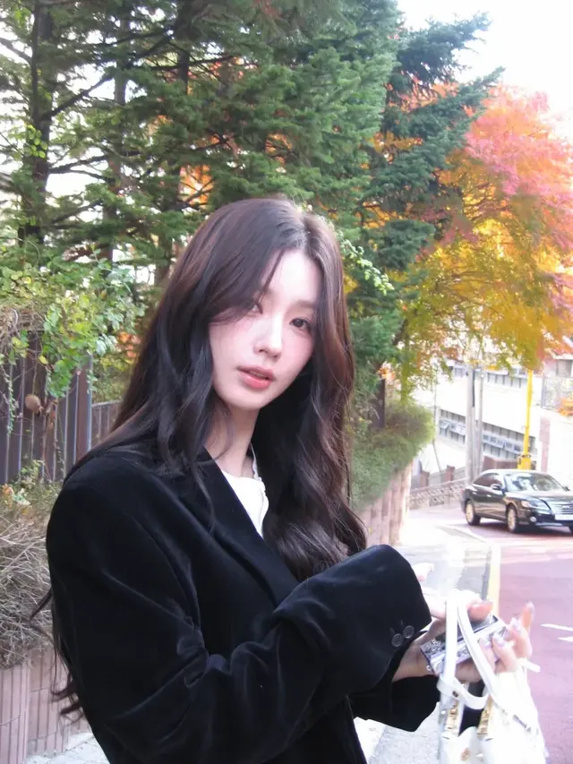 미연이 가을빛 골목에서 블랙 벨벳 재킷으로 차분하면서도 우아한 초겨울 스타일을 선보인다. /사진=미연 인스타그램