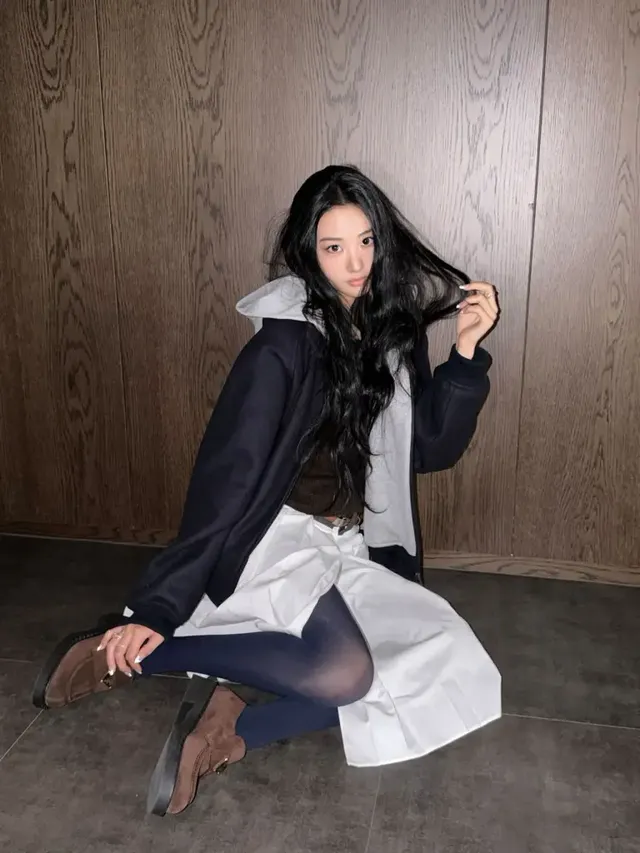 바닥에 기대어 휴식을 취하는 듯한 가원의 모습에서 스커트와 로퍼의 섬세한 질감이 살아난다. /사진=가원 인스타그램