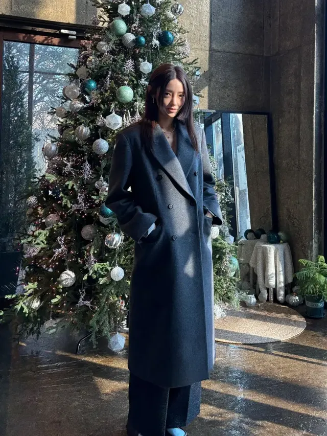 그레이 니트와 미니스커트, 샤넬 로고 머플러로 캐주얼하면서도 세련된 언더스테이티드 럭셔리 스타일을 완성한 서하얀. /사진=서하얀 인스타그램 