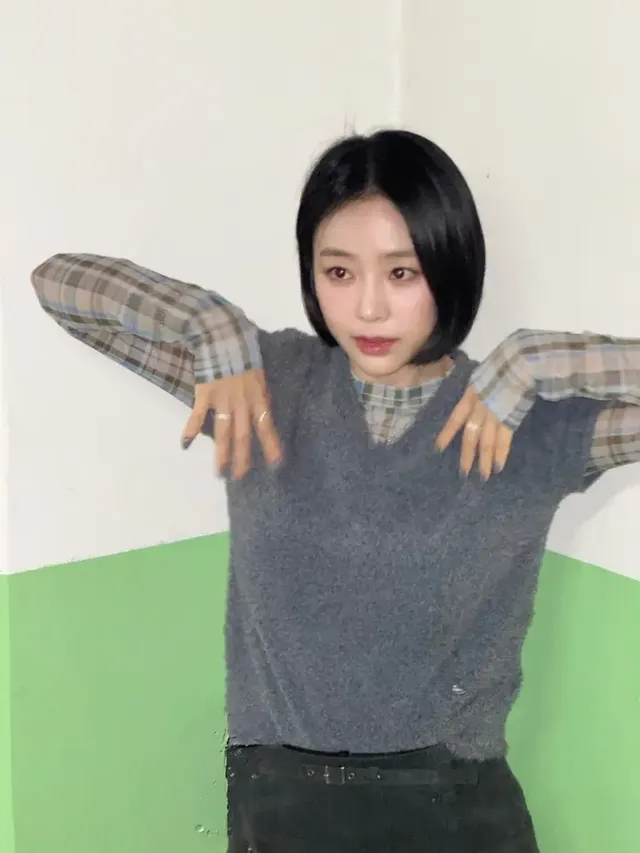 차가운 도시 분위기 속에서도 포근함을 선사하는 예원의 그레이 니트 레이어드룩. /사진=예원 인스타그램