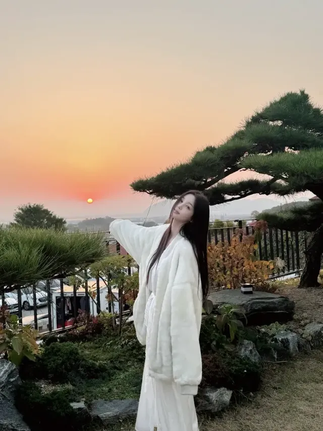 해 질 녘 노을빛에 물든 정원에서 순백의 퍼 재킷과 레이스 드레스를 입은 남규리의 고요한 모습. /사진=남규리 인스타그램