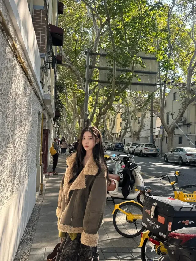 상하이의 운치 있는 거리에서 송지우가 카키톤 시어링 재킷으로 코지 빈티지 무드를 연출한 모습입니다. /사진=송지우 인스타그램