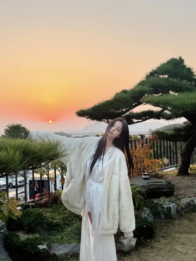 라탄 흔들의자에 기대어 책을 읽는 남규리의 편안한 모습. 화이트 슬립 드레스와 니트 레그워머가 포근한 겨울 분위기를 더한다. /사진=남규리 인스타그램