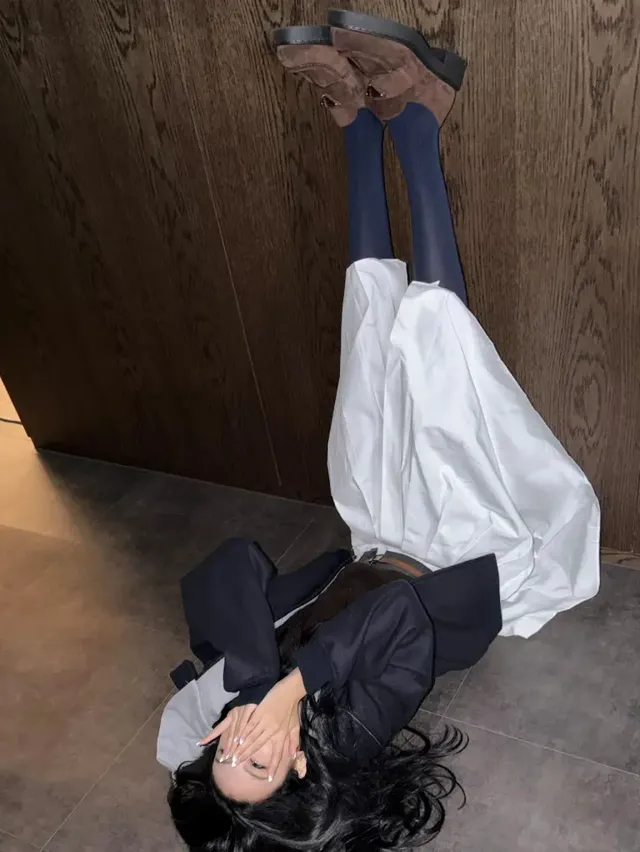 가원이 편안하면서도 세련된 겨울 레이어드 룩으로 고요한 공간을 채우고 있다. /사진=가원 인스타그램