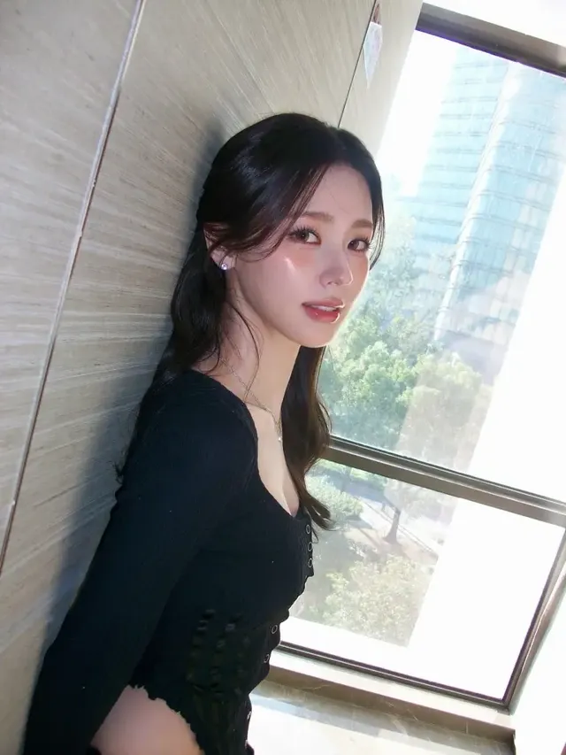 /사진=미연, 고요한 겨울 무드의 블랙 니트 룩 공개