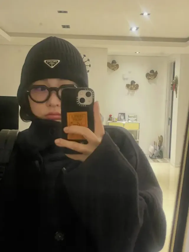 /사진=김민하, 블랙 중심 