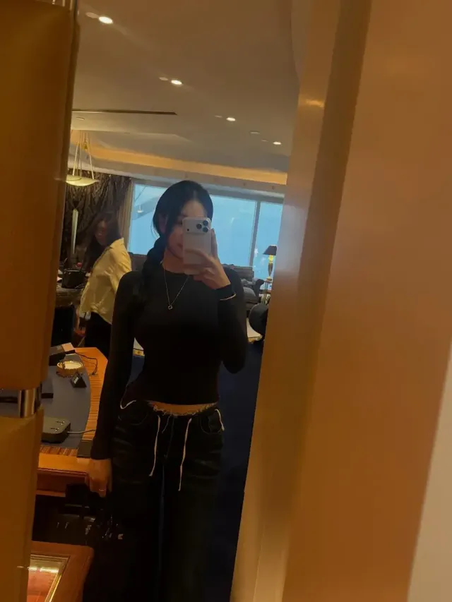 /사진=유현주, 미니멀 올블랙 스타일로 선보인 우아함