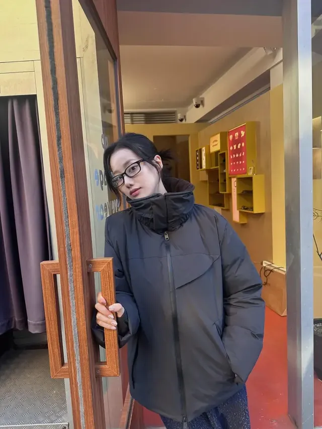 /사진=이나은, 실용성 강조한 겨울 패딩룩으로 주목