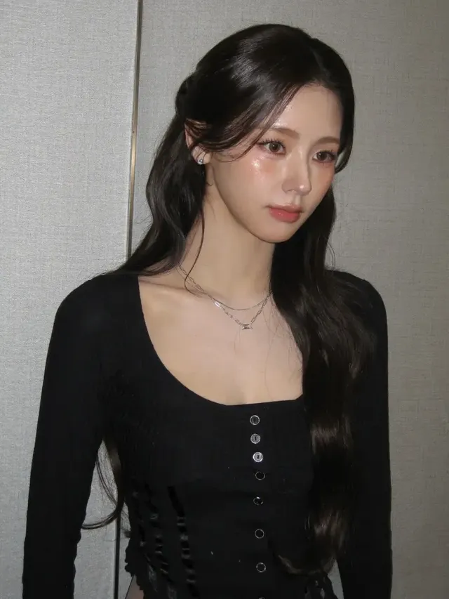 /사진=미연, 고요한 겨울 무드의 블랙 니트 룩 공개