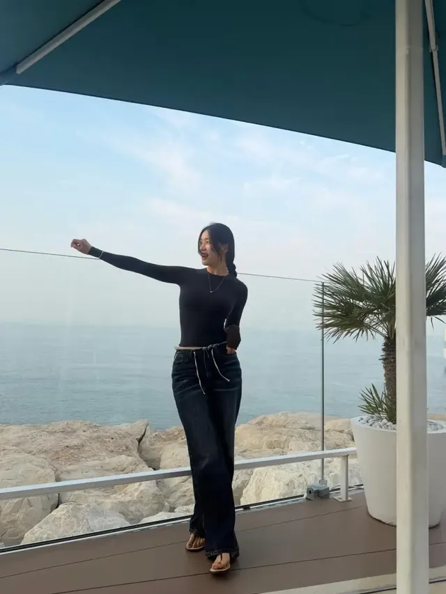 /사진=유현주, 미니멀 올블랙 스타일로 선보인 우아함