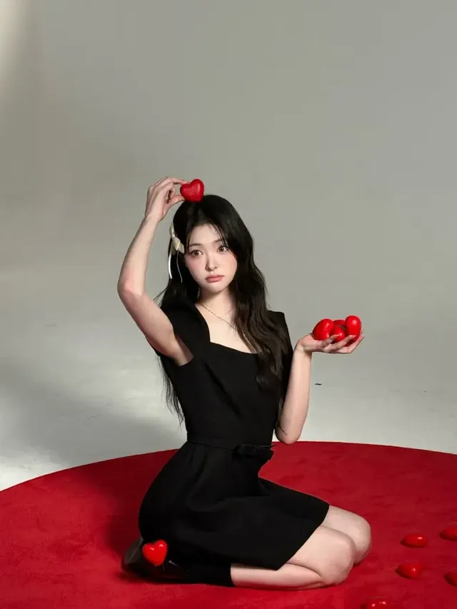 /사진=tripleS 린, 블랙 드레스와 레드 포인트로 연출한 스타일