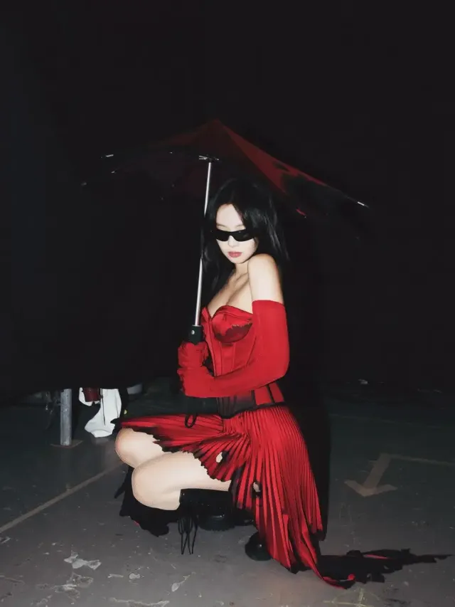 /사진=제니, 레드 코르셋 스타일로 ‘다크 페미닌’ 무드 제시
