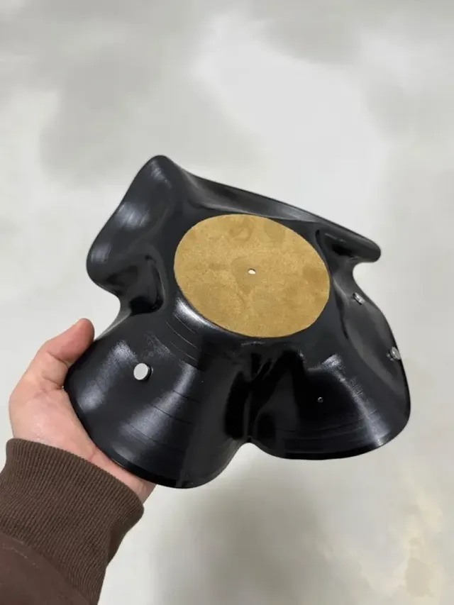 /사진=찰스앤키스, 김지순 작가와 ‘오래된 결’ 오브제 공개