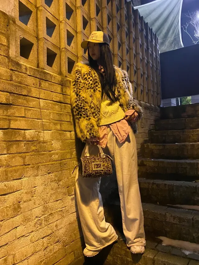 /사진=유아, 레오파드 퍼 코트로 완성한 겨울 스트리트 무드