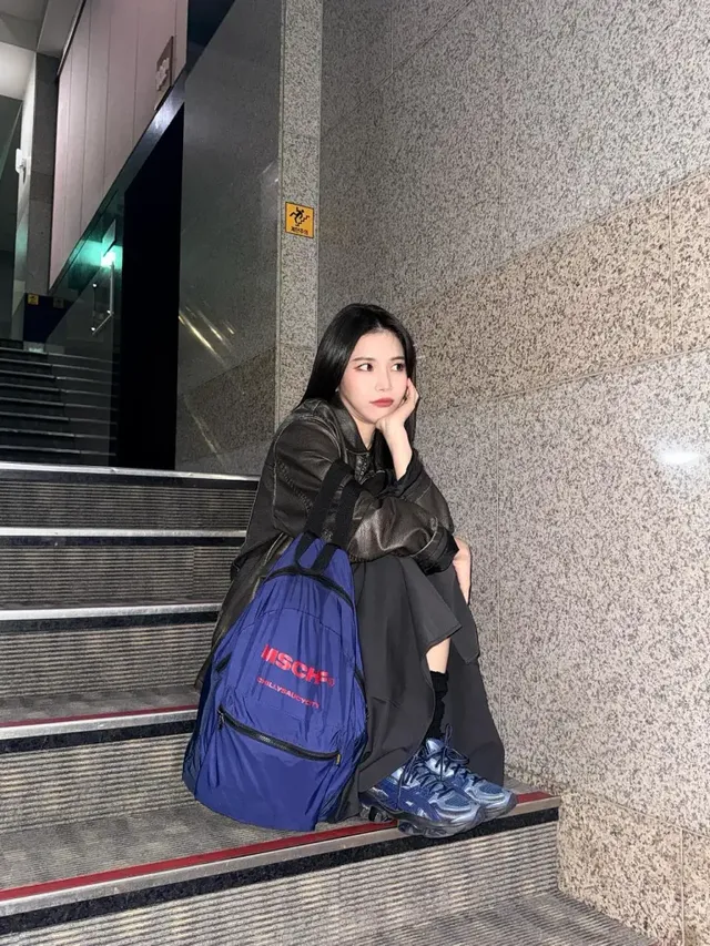 /사진=솔라, 어반 스트리트 무드 겨울 데일리룩 공개