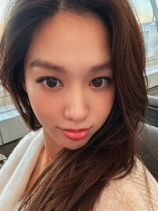 은은한 핑크빛 메이크업과 자연스럽게 묶어 올린 헤어스타일로 청순하면서도 밝은 매력을 강조한 김희정. /사진=김희정 인스타그램