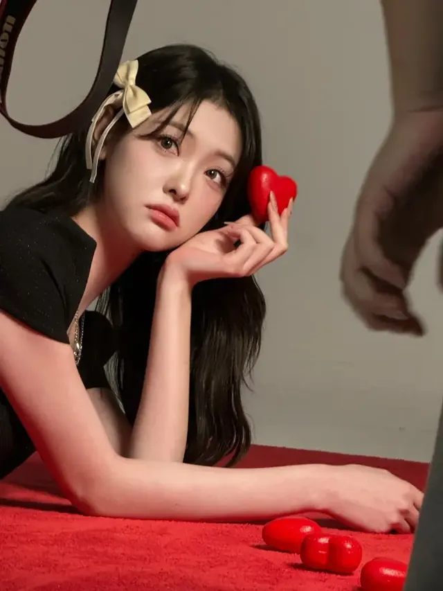 /사진=tripleS 린, 블랙 드레스와 레드 포인트로 연출한 스타일