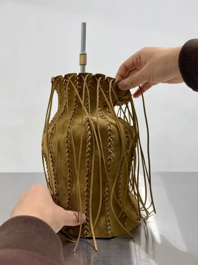 /사진=찰스앤키스, 김지순 작가와 ‘오래된 결’ 오브제 공개