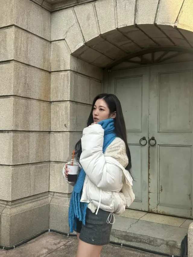 /사진=송지우, 화이트 패딩으로 연출한 미니멀 겨울 스타일