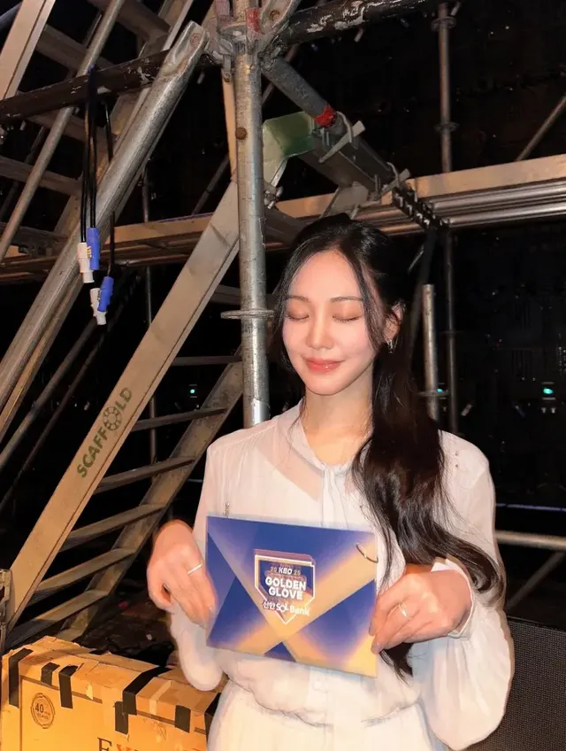 /사진=한지은, 쉬폰 드레스 연출…연말 스타일링 주목