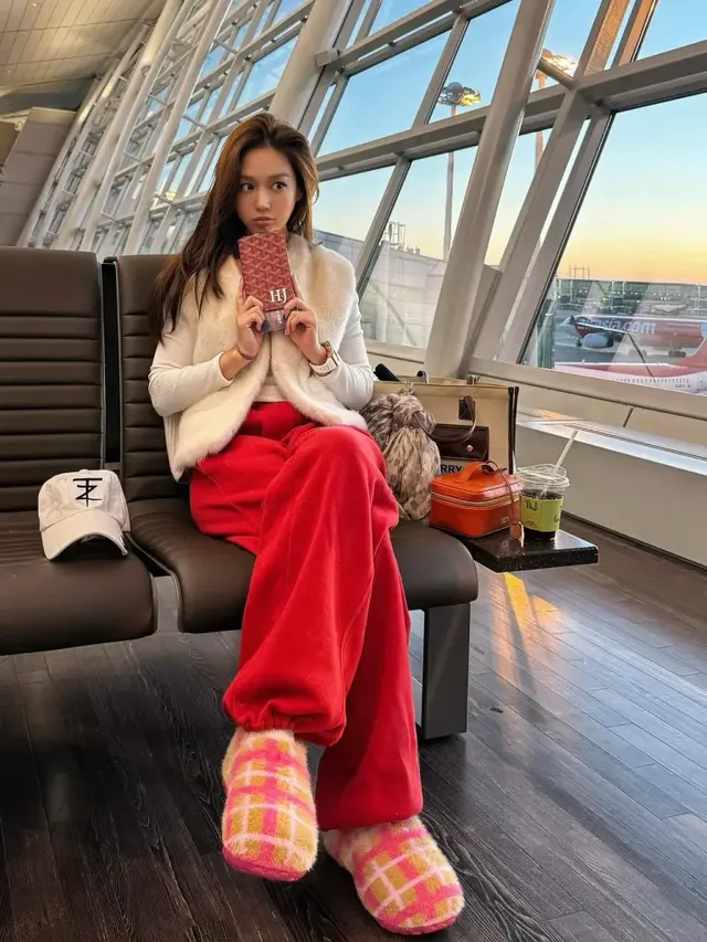 공항 라운지에서 여유로운 시간을 보내는 김희정이 화이트 퍼 베스트와 레드 벨벳 팬츠로 포근한 윈터 라운지룩을 완성했다. /사진=김희정 인스타그램