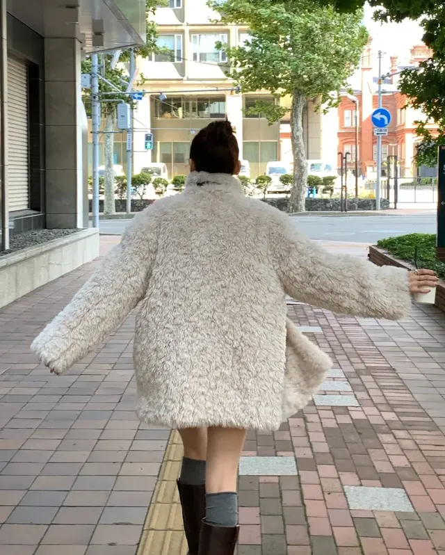 /사진=강민경, 퍼 코트로 풀어낸 겨울 실루엣의 정석