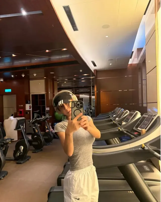 /사진=슈, 뉴트럴 톤 운동복으로 ‘본질 집중’ 스타일 제시