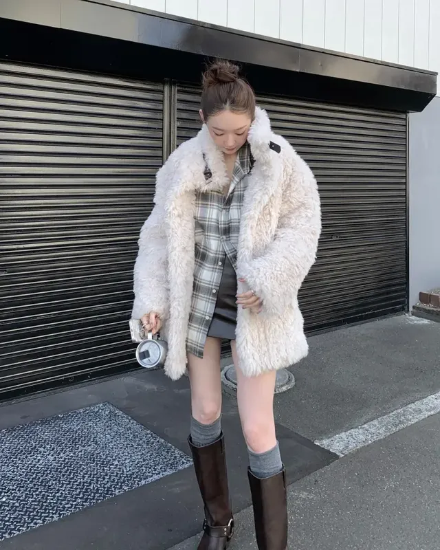 /사진=강민경, 퍼 코트로 풀어낸 겨울 실루엣의 정석