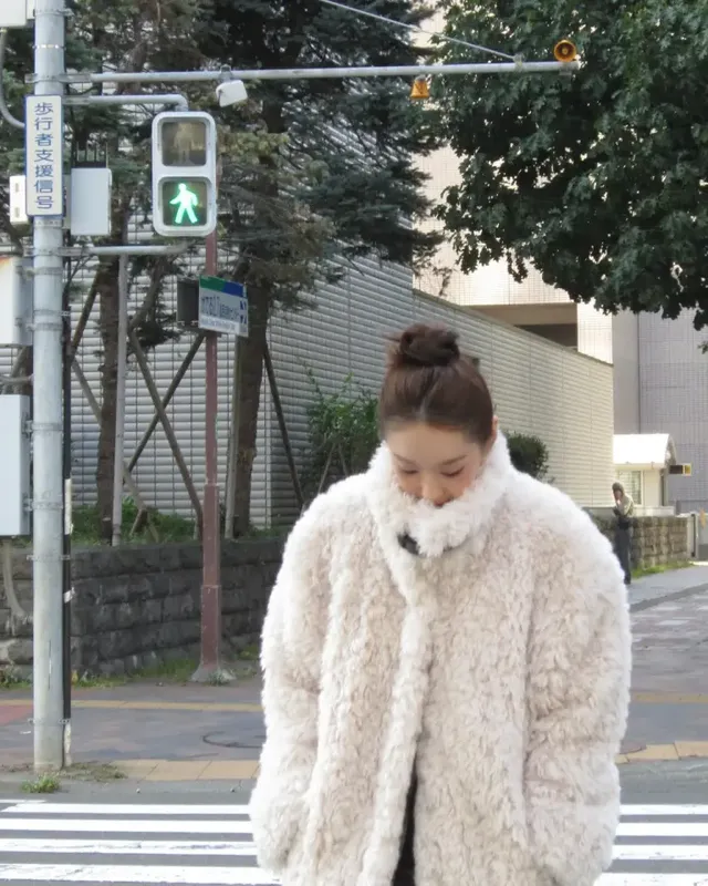 /사진=강민경, 퍼 코트로 풀어낸 겨울 실루엣의 정석