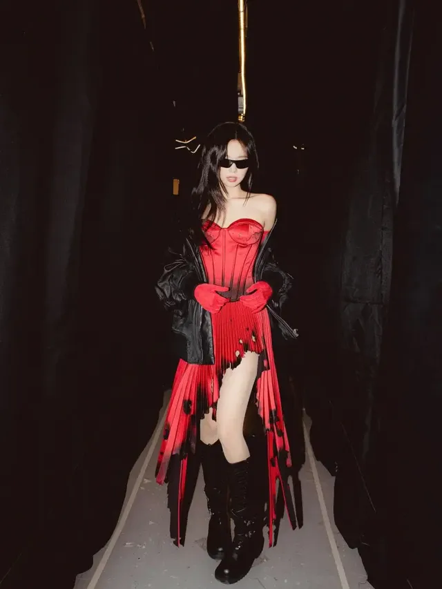 /사진=제니, 레드 코르셋 스타일로 ‘다크 페미닌’ 무드 제시