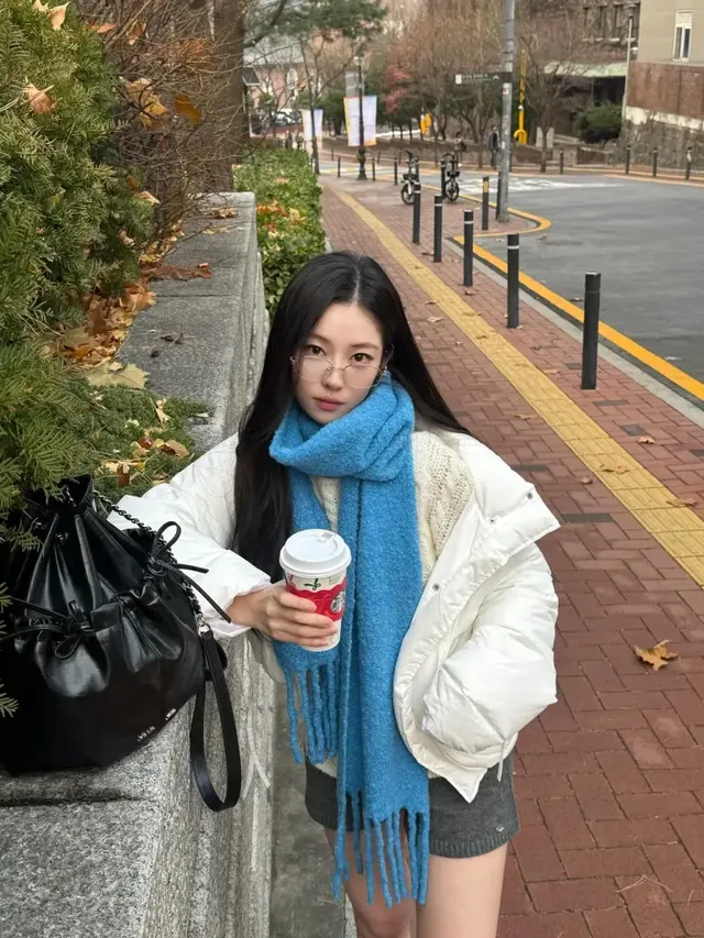 /사진=송지우, 화이트 패딩으로 연출한 미니멀 겨울 스타일