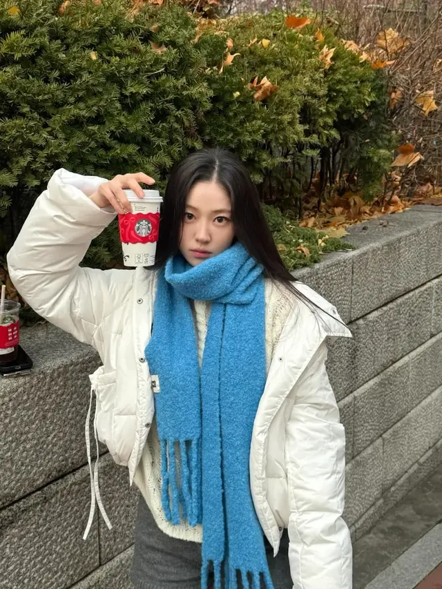 /사진=송지우, 화이트 패딩으로 연출한 미니멀 겨울 스타일