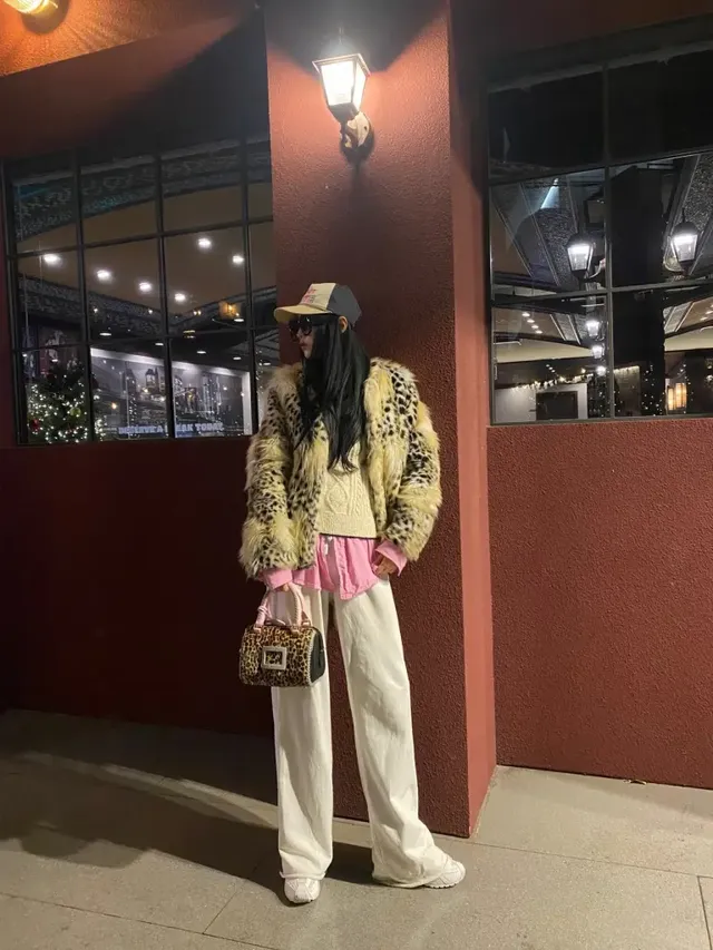 /사진=유아, 레오파드 퍼 코트로 완성한 겨울 스트리트 무드