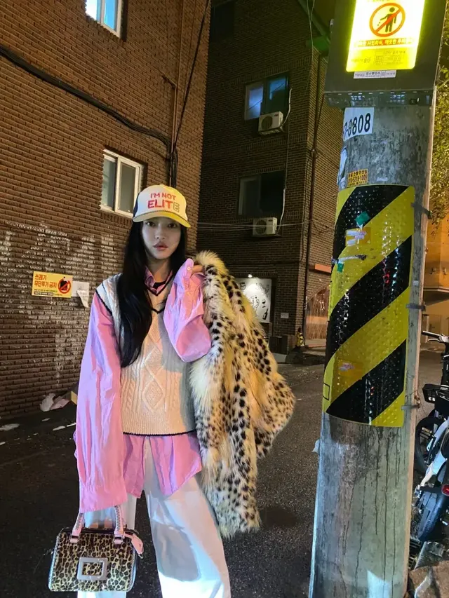 /사진=유아, 레오파드 퍼 코트로 완성한 겨울 스트리트 무드
