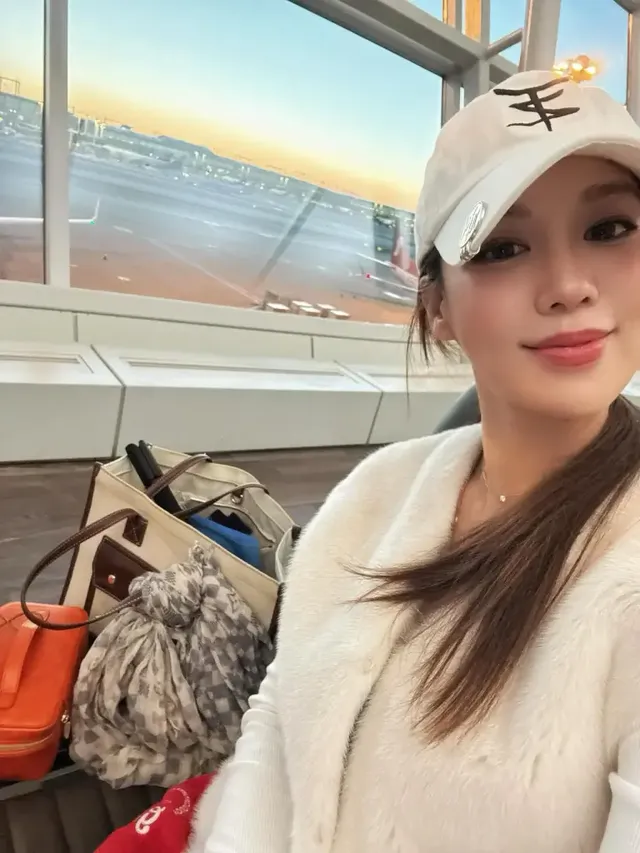 따뜻한 햇살이 비치는 창가에서 포즈를 취한 김희정. 화이트 볼캡과 퍼 슬리퍼로 편안하면서도 스타일리시한 면모를 보여준다. /사진=김희정 인스타그램