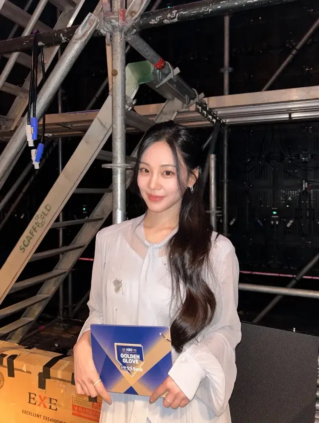 /사진=한지은, 쉬폰 드레스 연출…연말 스타일링 주목