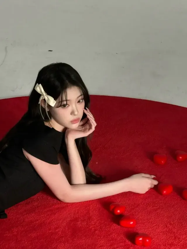 /사진=tripleS 린, 블랙 드레스와 레드 포인트로 연출한 스타일