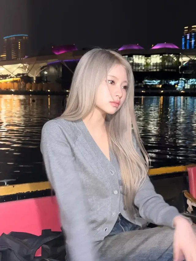 미니멀한 스타일링 속에서도 하음의 섬세한 메이크업과 매력적인 눈매가 돋보인다. /사진=하음 인스타그램 