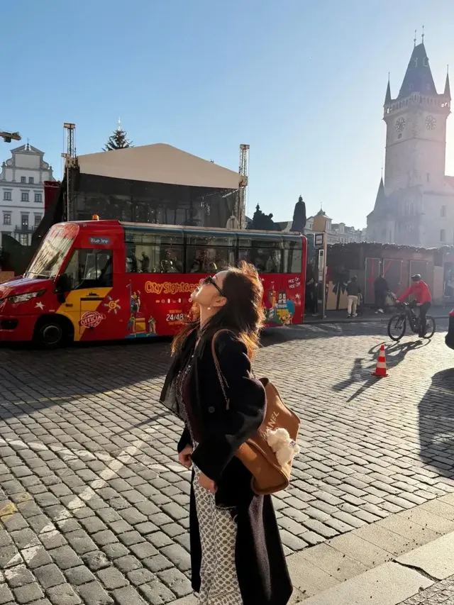 도시의 햇살 아래 브라운 캔버스 샤넬 백과 패턴 팬츠로 캐주얼하면서도 세련된 여행룩을 완성한 송지아 /사진=송지아 인스타그램