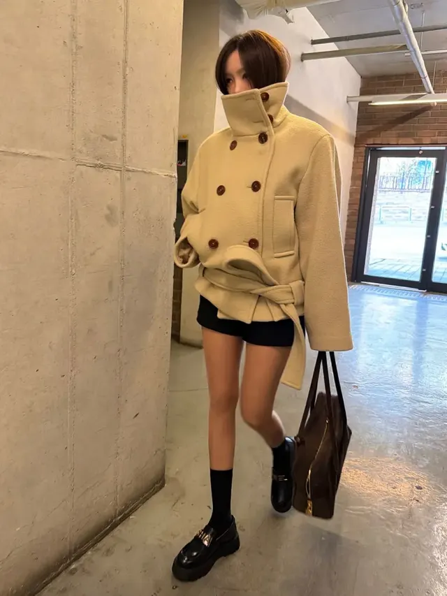 미니멀한 블랙 이너에 크림색 코트를 매치하여 감각적인 겨울 스타일을 연출한 효민의 전신 모습이다. /사진=효민 인스타그램