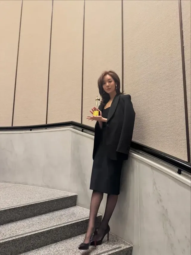 차주영이 올블랙 테일러링 수트와 함께 카메라를 응시하는 모습이다. /사진=차주영 인스타그램