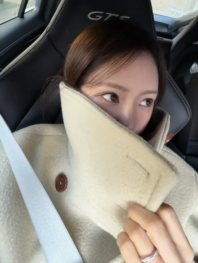 차 안에서 포근한 크림 톤 코트를 입고 카메라를 응시하는 효민의 모습이다. /사진=효민 인스타그램