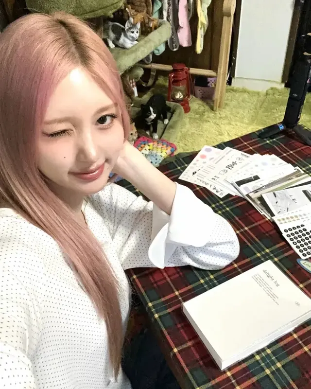 트리 앞에서 책을 읽으며 고요한 겨울 감성을 전하는 가을의 데일리룩. /사진=가을(IVE) 인스타그램