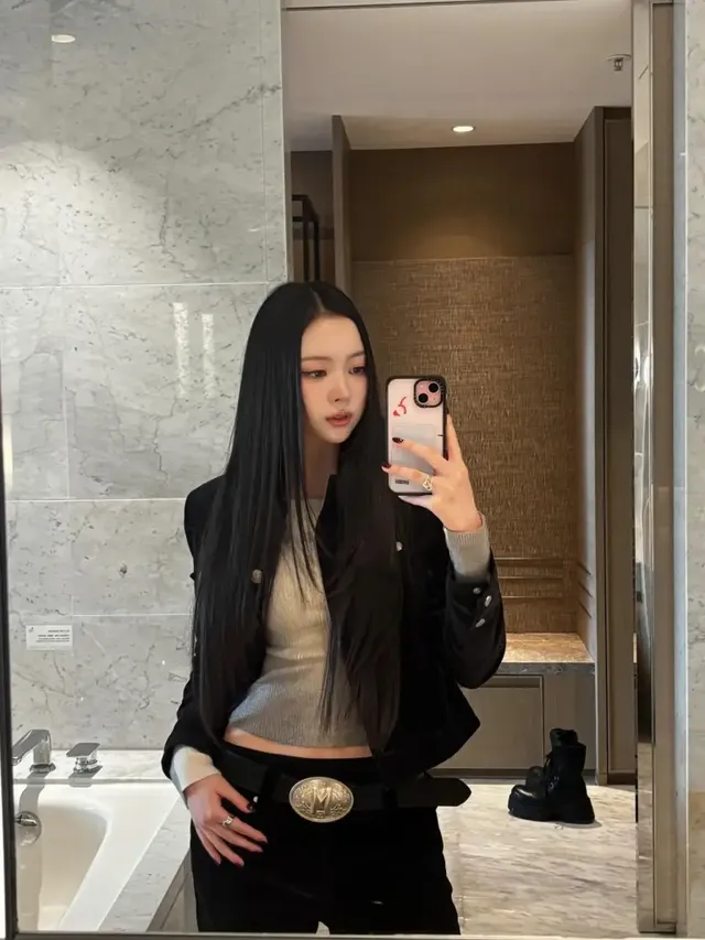 클로즈업 셀피에서 차분한 메이크업과 긴 생머리로 도회적인 매력을 발산하는 나린. /사진=나린 인스타그램