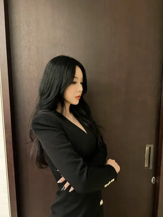 부드러운 웨이브 헤어와 은은한 미소로 올블랙 스타일링에 생기를 불어넣는 홍진영. /사진=홍진영 인스타그램 [[IMG2]]